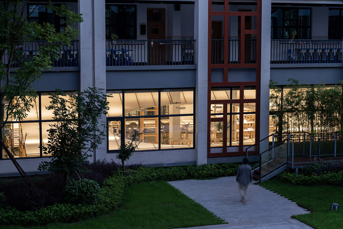 3学校庭院中进入书店的游廊入口，veranda entrance to the bookstore from school courtyard © 方舟.jpg