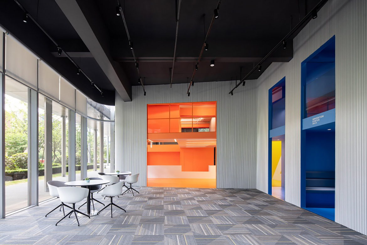 5被置入传统办公空间的彩色“盒子”，colorful “boxes” inserted in a traditional office space.jpg